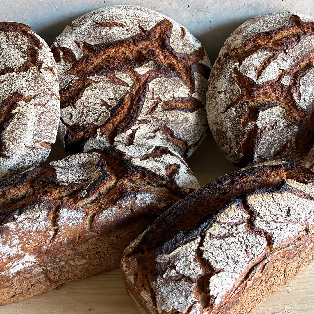 Roggenvollkornbrot von IL PANE FRESCO mit bemehlter, rissiger Kruste